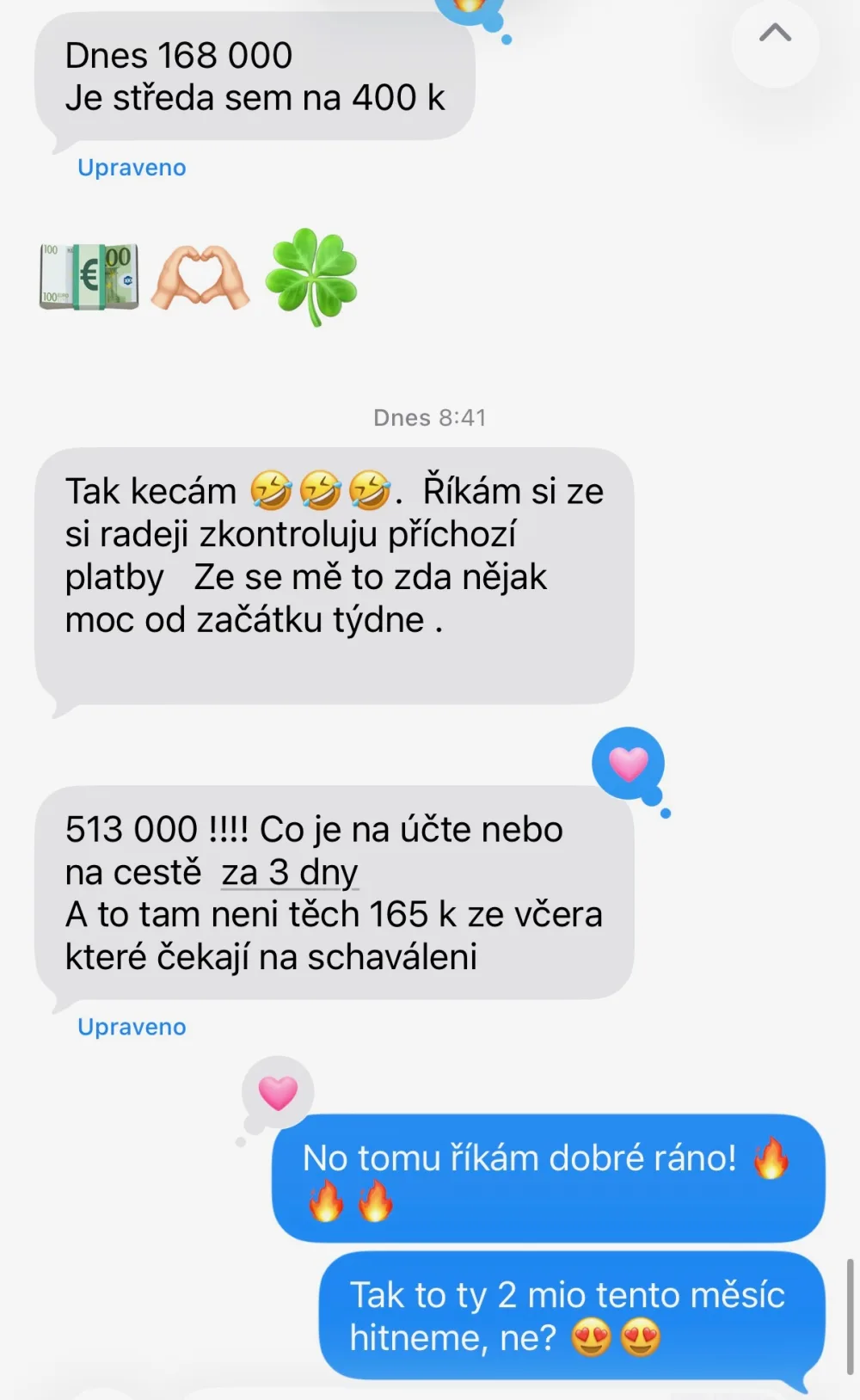 Klientka posílá Janině průběžné tržby: dnes 168 000, je středa a jsem na 400 tisících, a o kus dál 513 000 na účtě nebo na cestě za tři dny, a to bez dalších 165 tisíc čekajících na schválení.